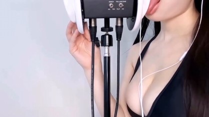 ASMR – 性感大胸美女左右舔耳 _ YUUU